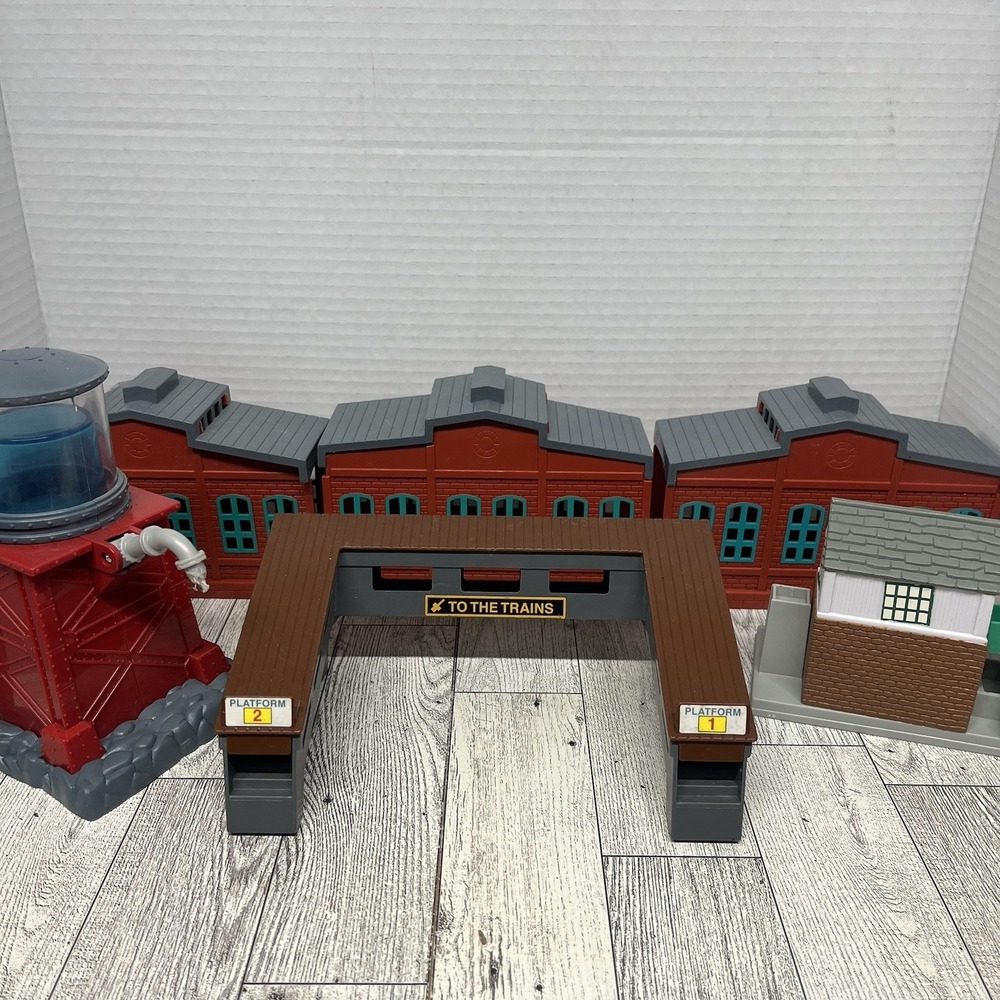 Thomas & Friends TrackMaster Buildings Lot - Water Tower, Footbridge, Sheds